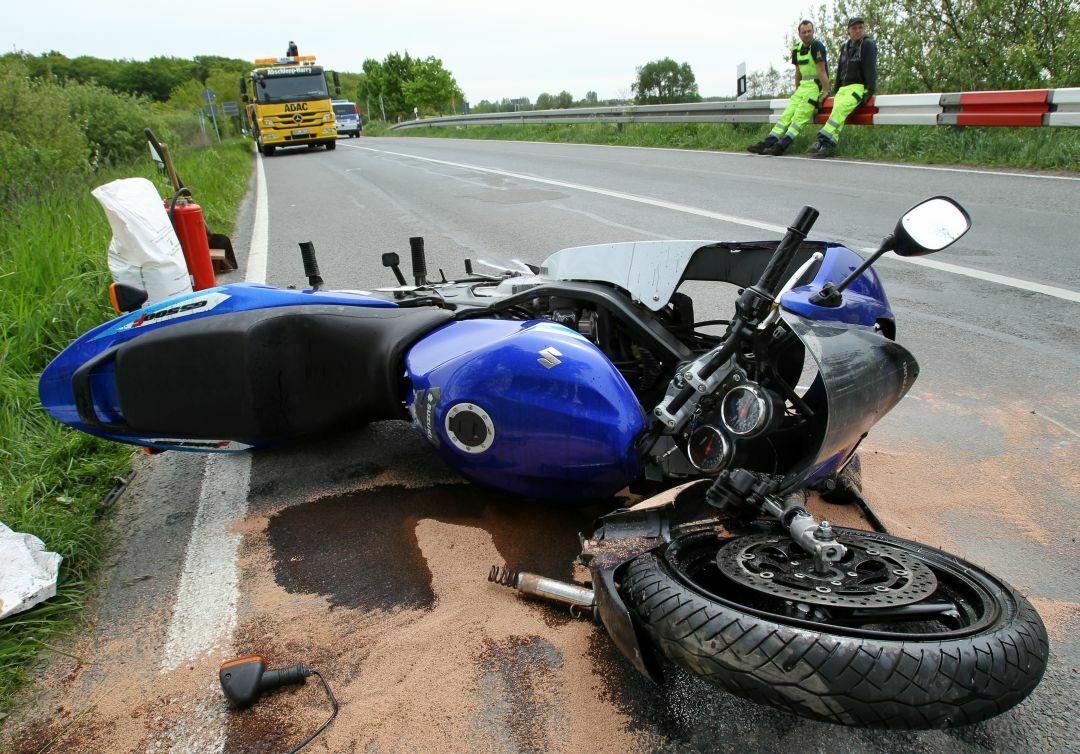 Motorradunfall, aufgenommen auf der Bäderstraße bei Rostock. Nach Angaben des Auto Club Europa ist das Verletzungsrisiko für Motorradfahrer viermal so hoch wie das der Autofahrer.