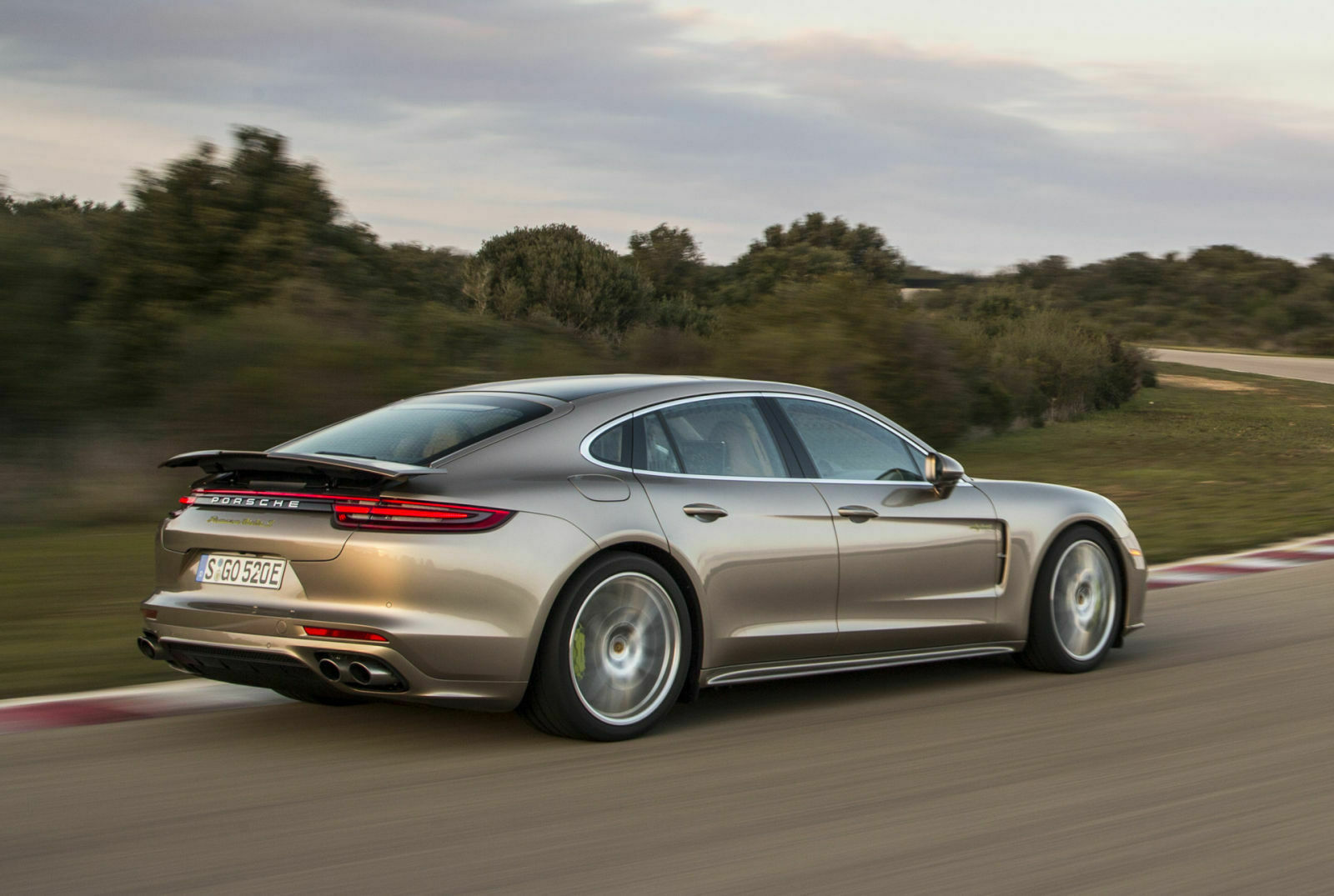 Der Panamera Turbo S E-Hybrid bekommt den Heckflügel des Turbo