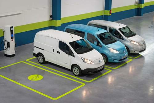 In der "Smart Street" aus einer Zukunftsvision von Nissan steuern Elektroautos autonom ihren induktiven Ladeplatz an