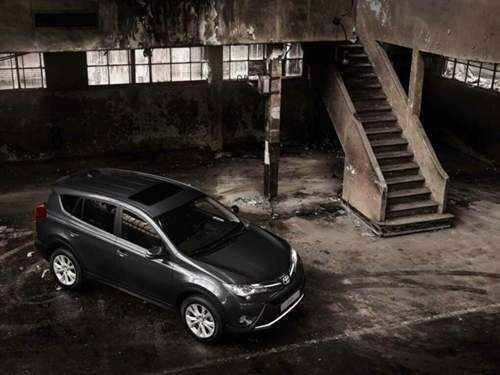 Der Rav4 wird 20 Zentimeter länger, drei Zentimeter breiter und 2,5 Zentimeter flacher.