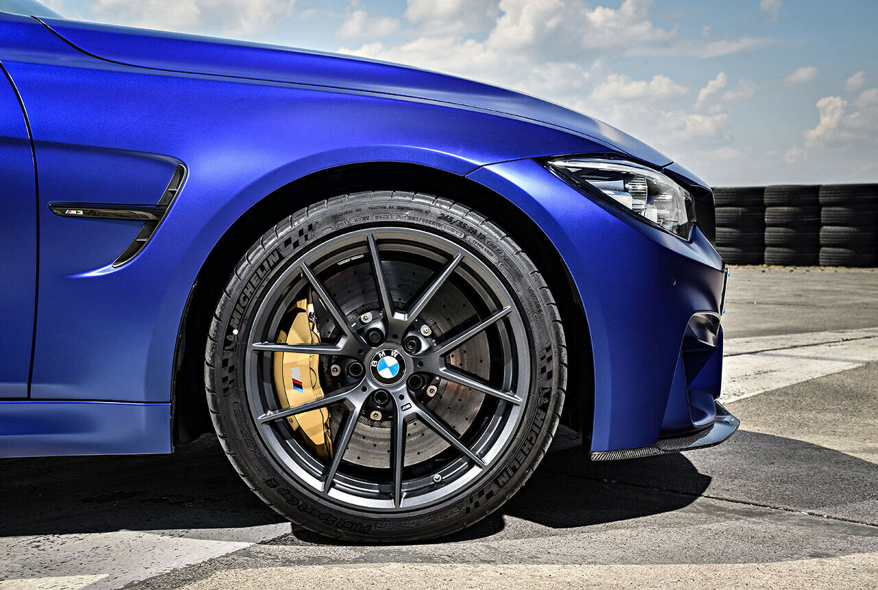 Die Carbon-Keramik-Bremsen mit sechs Kolben vorne und vier hinten kosten extra, serienmäßig gibt es BMW-M-Compound-Bremsen