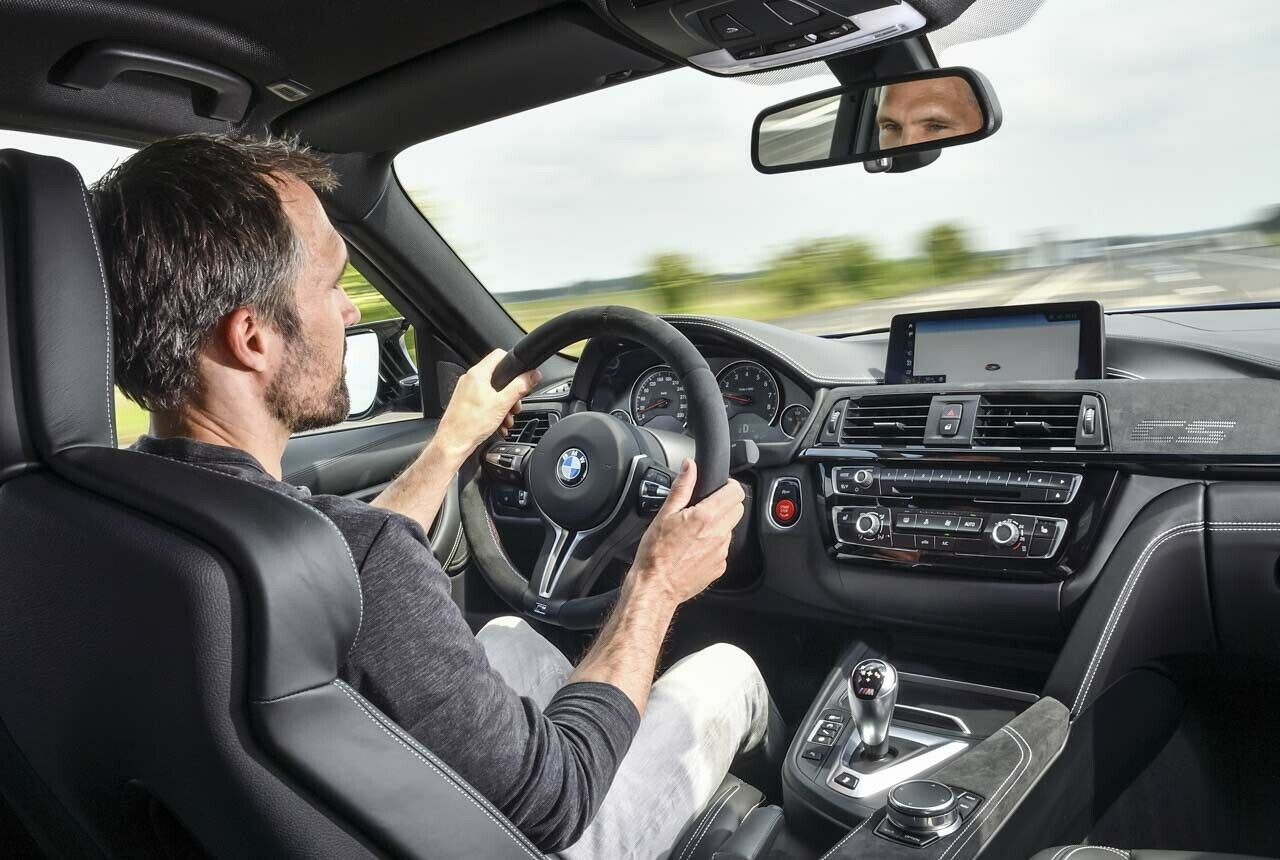 MOTOR-TALK-Redakteur Heiko Dilk am Steuer des BMW M3 CS
