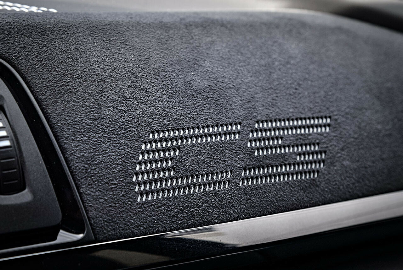 Alcantara gibt es auch am Armaturenbrett, dort findet man sonst gerne Carbon. Der CS-Schriftzug macht klar, worin man sitzt