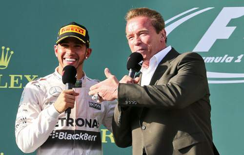 Lewis Hamilton und Arnold Schwarzenegger auf dem Siegerpodest des Formel-1-Grand Prix von Australien