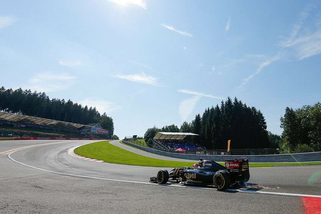 Spektakulär: Die Mutkurve Eau Rouge wird meist mit Vollgas gefahren. Hier sprühen die Funken am Lotus von Romain Grosjean