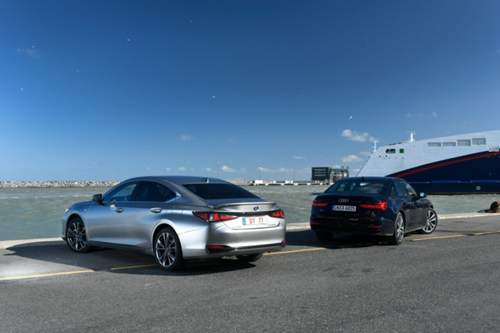 Lexus ES (l.) gegen Audi A6. Heckansicht