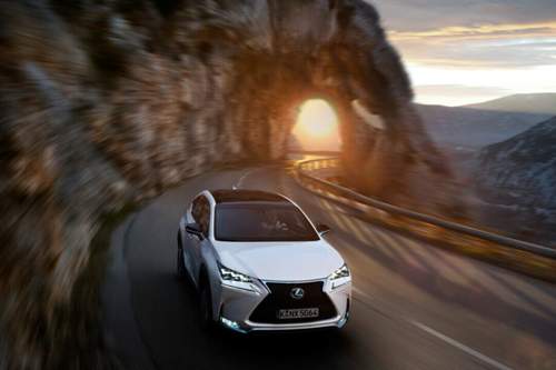 Wer den Lexus NX Turbo sportlich bewegt, muss mit deutlich zweistelligen Verbräuchen leben