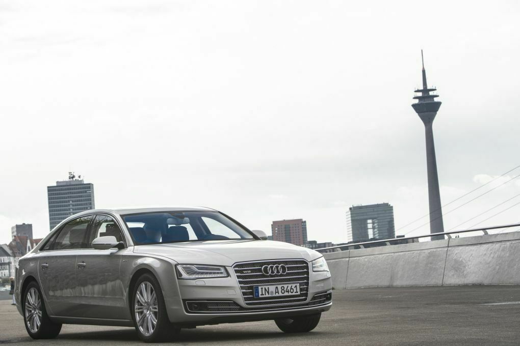 Der geliftete Audi A8 vor dem Düsseldorfer Fernsehturm