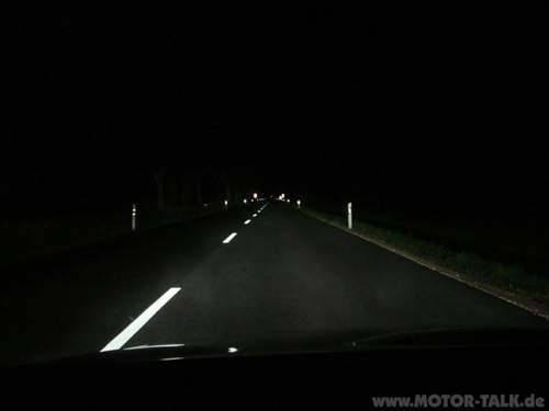 Fernlicht mit Schildern