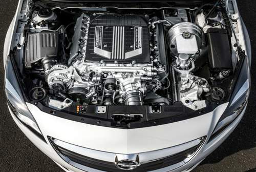"Natürlich passt das nicht - aber es könnte halten!" Zumindest digital passt der Corvette-Motor in einen Opel Insignia