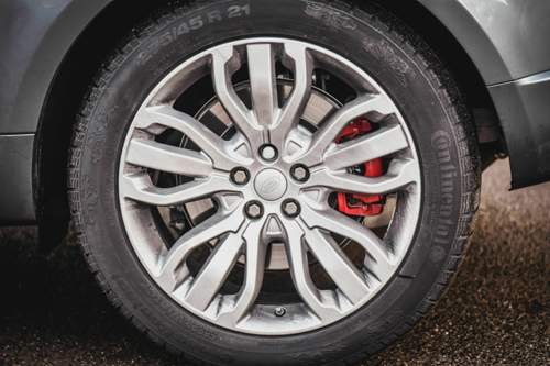 Serienmäßig rollt der Range Rover Sport auf 19-Zöllern, unser Testwagen hatte die optionalen 21-Zoll-Felgen aufgezogen
