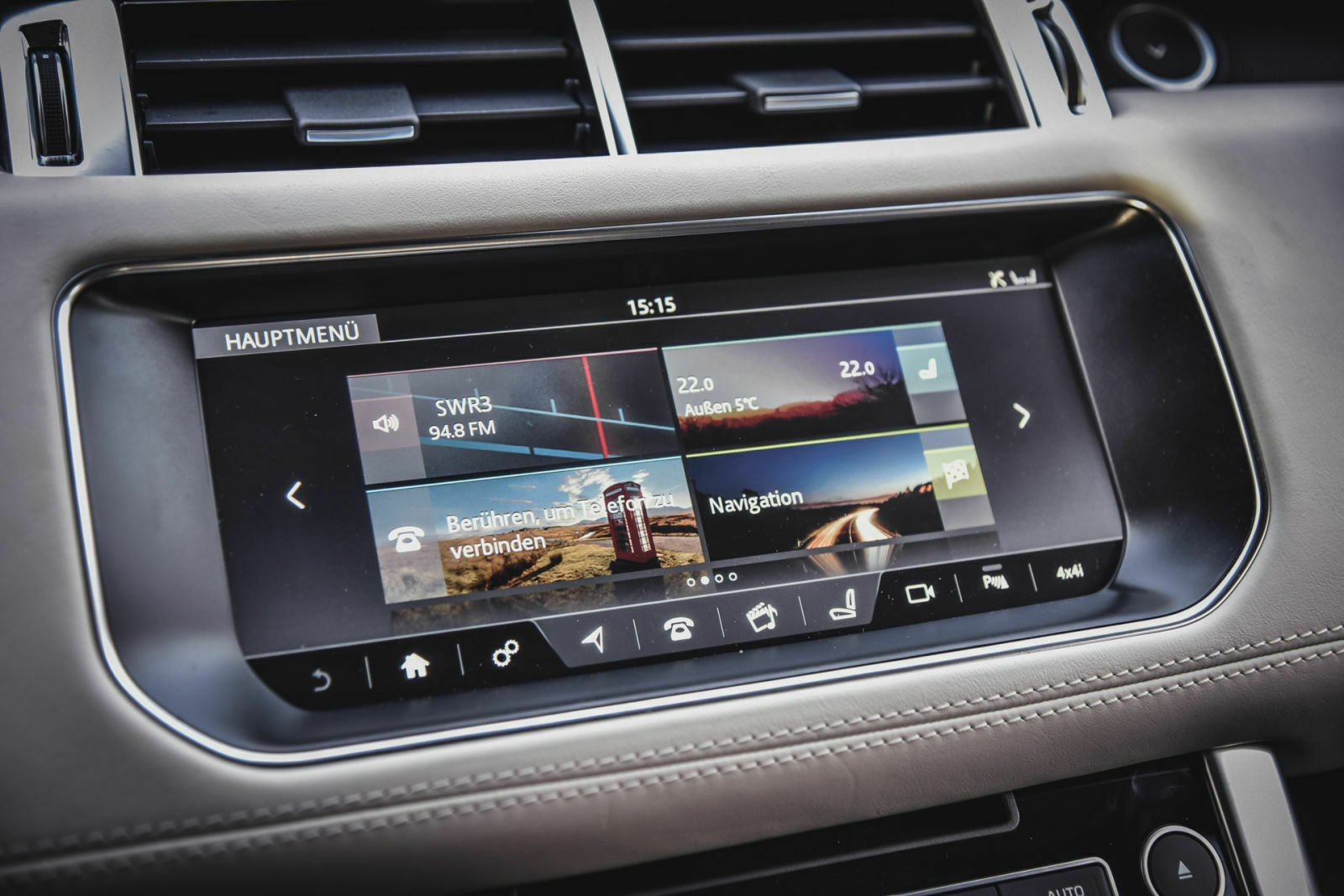 Das Infotainmentsystem wird über einen 10,2 Zoll großen Touchscreen bedient, das Festplatten-Navi gibt es serienmäßig