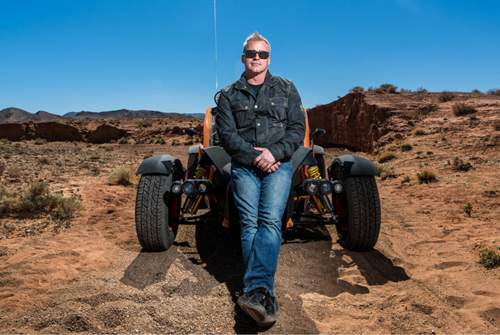 Matt LeBlanc mit einem Ariel Nomad in der Wüste