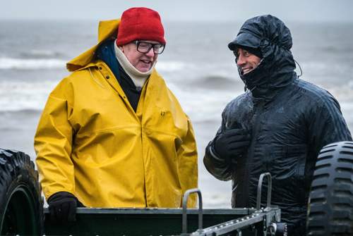 USA gegen England: Chris Evans tritt im Land Rover Series 1 gegen Matt LeBlanc im Willy's Jeep an