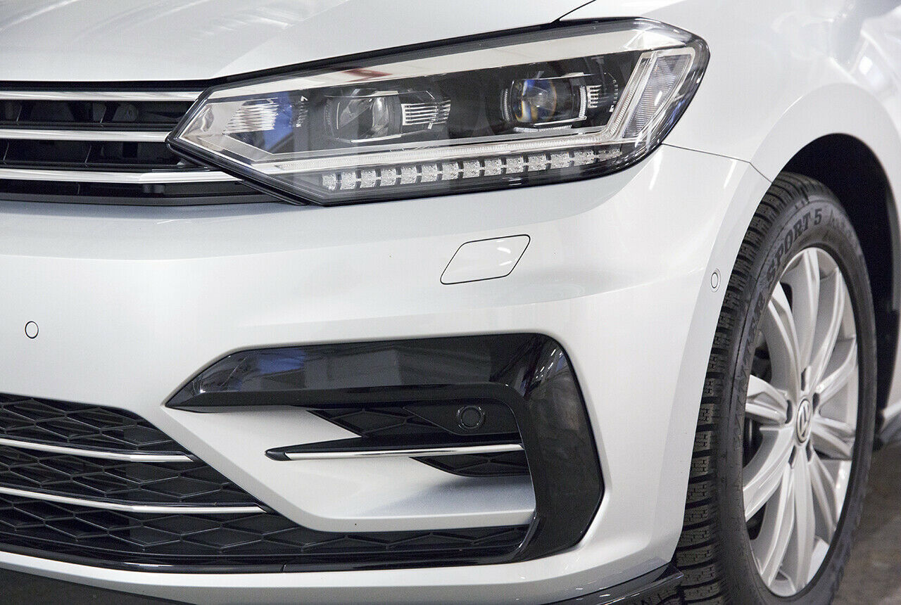 Teil des Fahrassistenzpakets Plus sind die LED-Scheinwerfer mit dynamischem Kurvenlicht und dynamischer Leuchtweitenregulierung