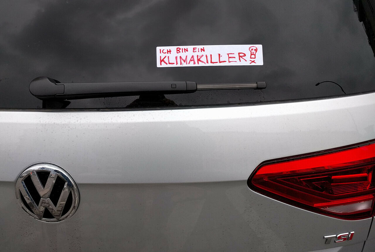 Ein Missverständnis oder hält der anonyme Spucki-Kleber unseren Touran wirklich für einen Klimakiller?