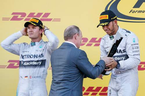 Politik und Sport: Wladimir Putin übergibt den Sieger-Pokal persönlich
