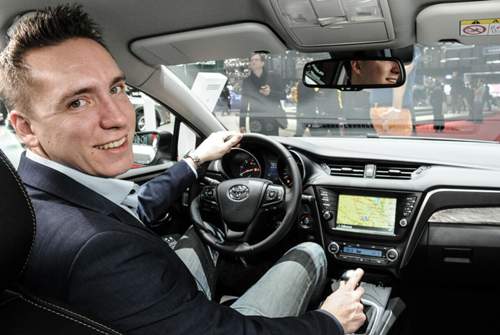 Sitzprobe im Toyota Avensis auf dem Genfer Salon