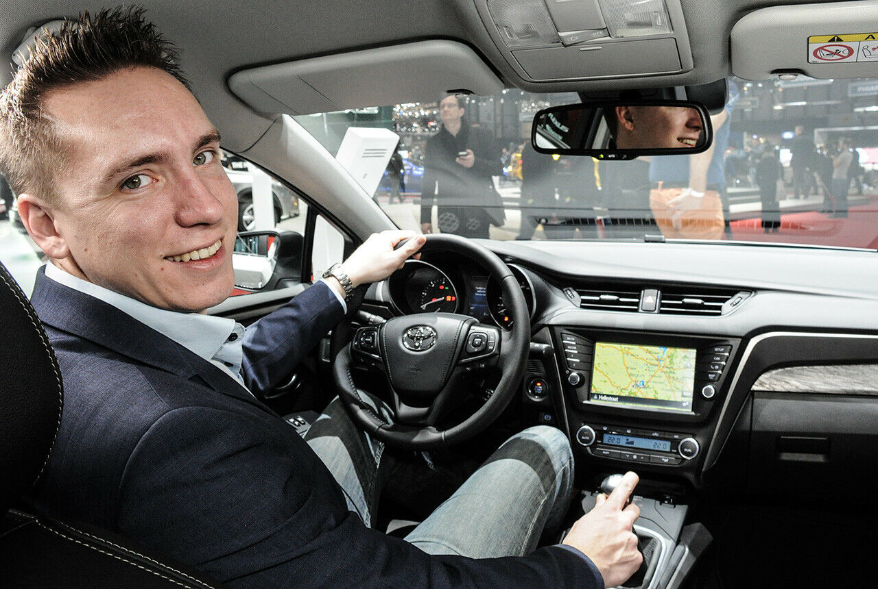 Sitzprobe im Toyota Avensis auf dem Genfer Salon