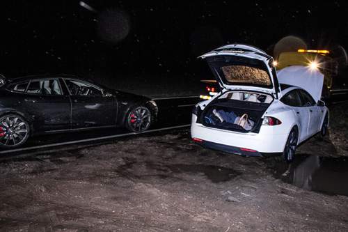 Ein Bild mit unseren Rettern: Ein Abschleppservice kümmert sich um unser Auto, ein Tesla-Mitarbeiter bringt den Ersatzwagen