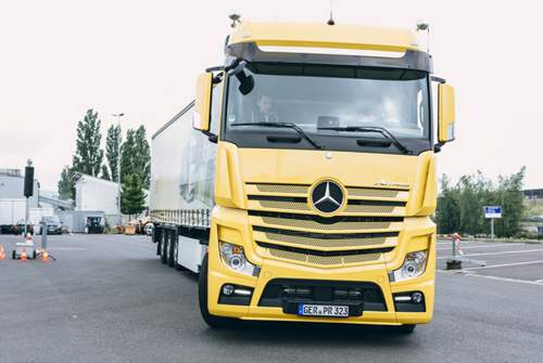 Aktuell verbaut Mercedes den Abbiegeassistenten im Actros (siehe Bild), im Arocs und im Econic