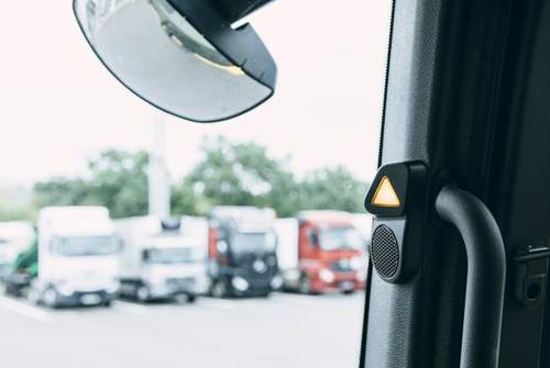 Ein Lämpchen an der A-Säule des Lkw weist den Fahrer blinkend auf die Gefahr hin. Dazu erklingt ein Warnton