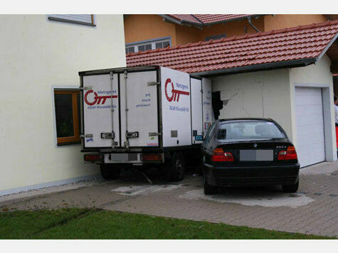 LKW fährt durch Garagenwand und bleibt kurz vorm anliegenden Wohnhaus stehen!