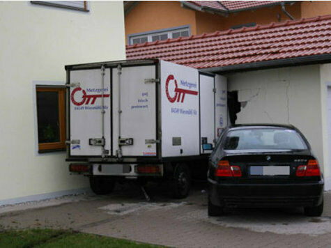 LKW fährt durch Garagenwand und bleibt kurz vorm anliegenden Wohnhaus stehen!