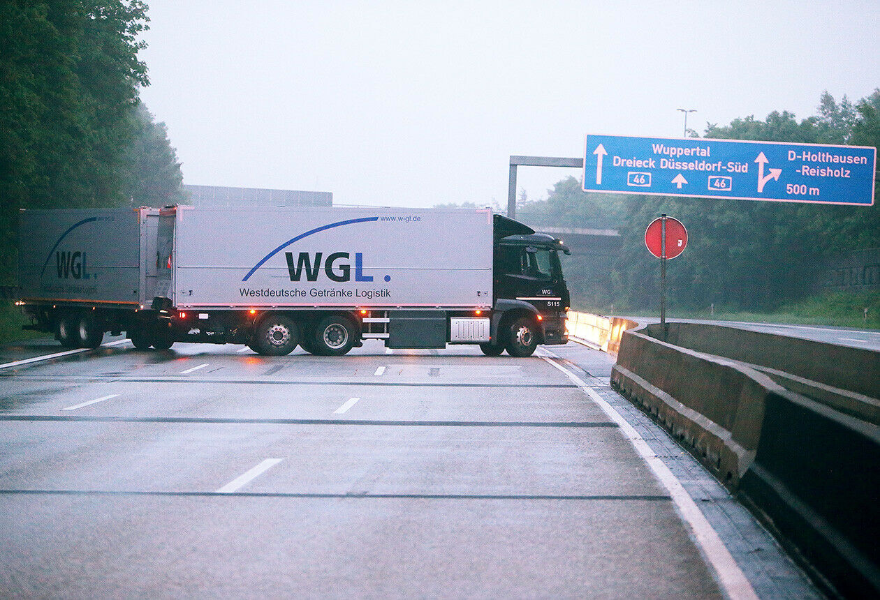 Mit einer Straßenblockade haben zwei Lastwagenfahrer womöglich einen Unfall verhindert. Auf der Bundesstraße 2 war eine Geisterfahrerin unterwegs (Symbolfoto)