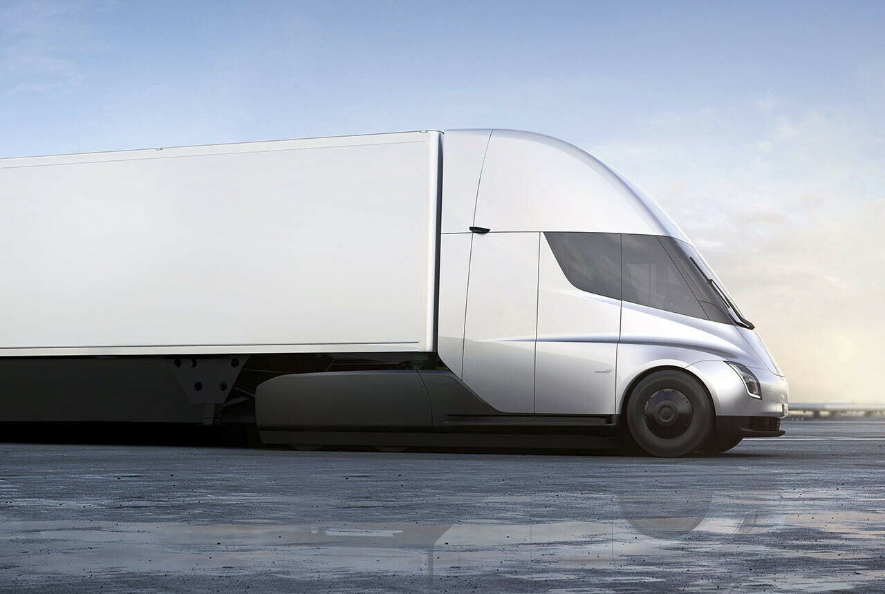 Der Sattelschlepper hat vier Motoren. Tesla verspricht, dass er pannenfrei eine Million Meilen (1,6 Millionen Kilometer) schaffen kann