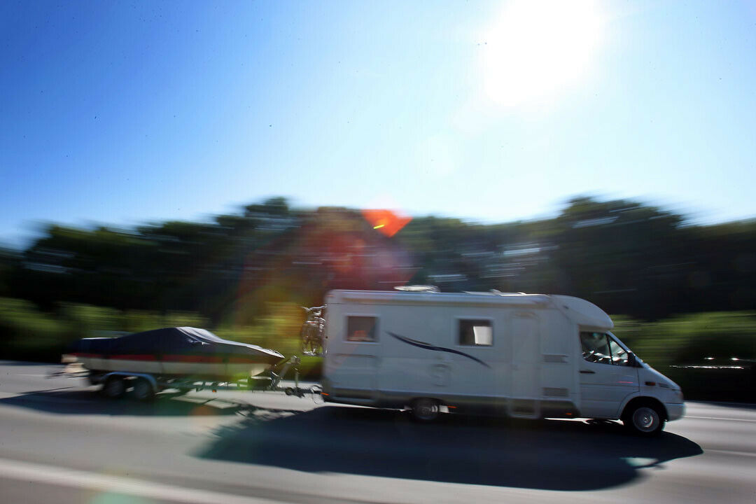 In Deutschland müssen sich Fahrer von Wohnmobilen ab 3,5 Tonnen an die Verkehrsschilder für Lastkraftwagen halten