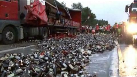 LKW verliert hunderte Bierflaschen