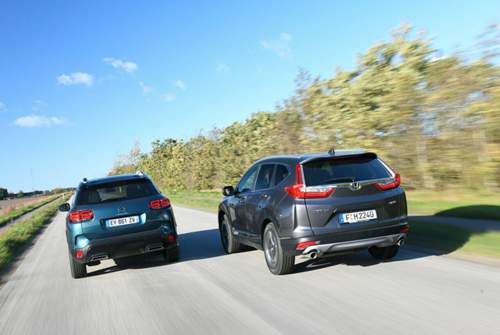 Citroën verzichtet beim C5 Aircross auf Allradantrieb, Honda bietet den CR-V als AWD an. Das macht ihn schwerer und durstiger