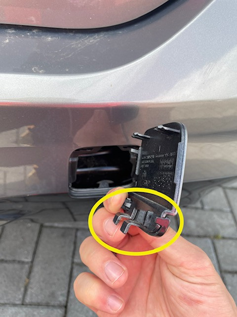 Lockere Abschleppklappen (vorne + hinten)