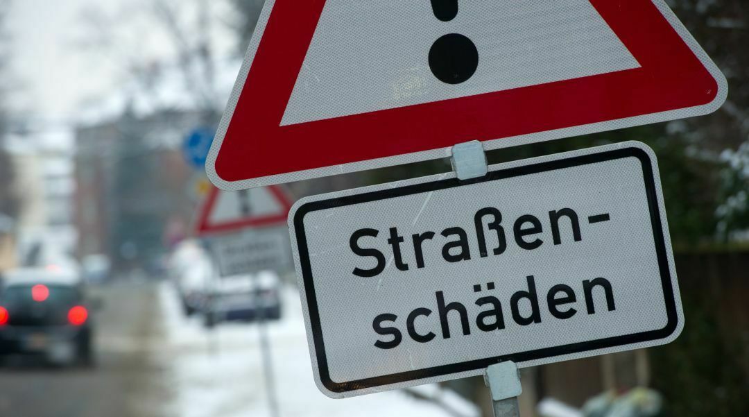 Straßenschäden, Schlaglöcher, Asphaltrisse: Nach dem Winter gibt es in Deutschland viel zu tun.