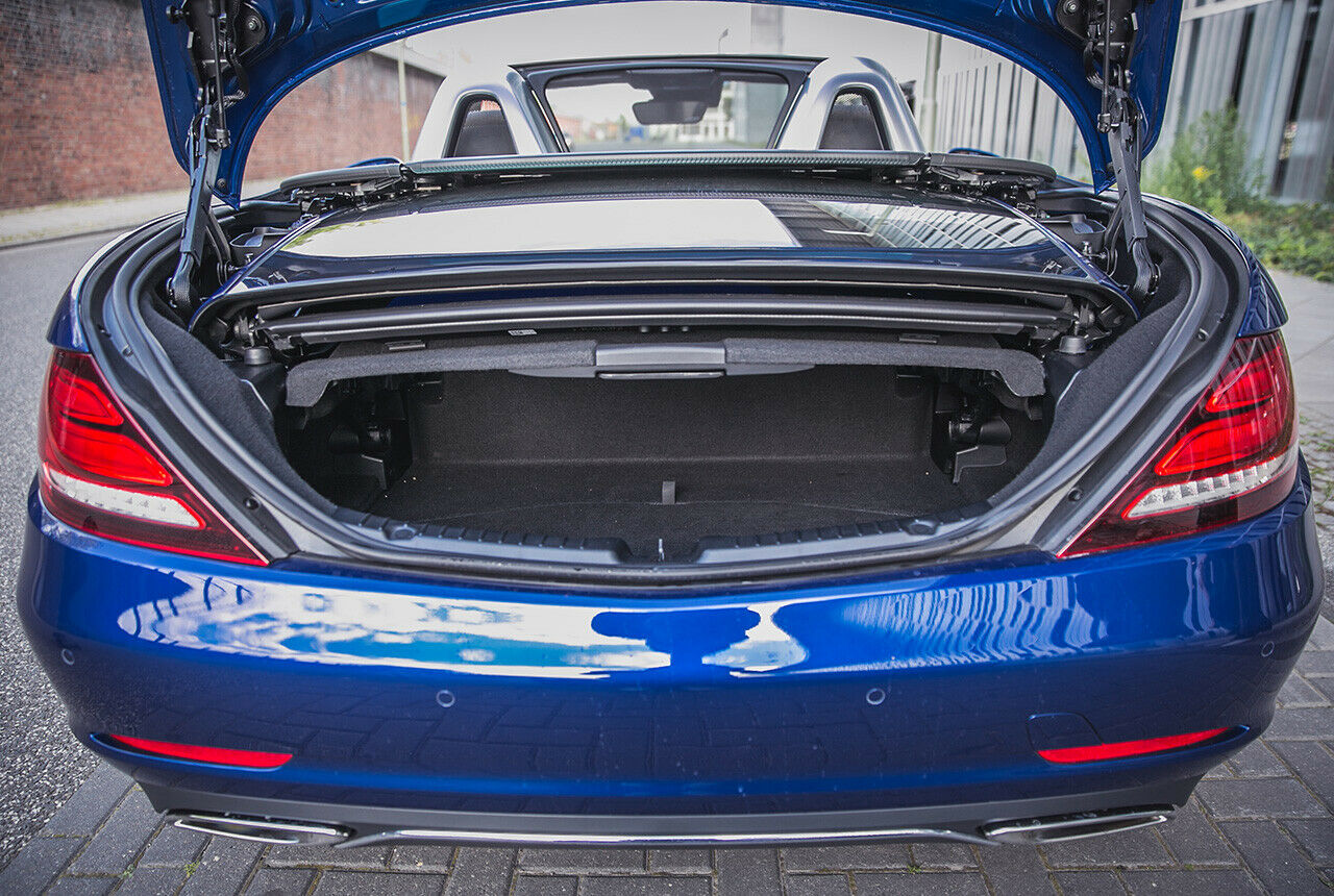Roadster-Kofferraum bei geöffnetem Dach. An der Größe ändert sich nichts. Der SLC bewegt die Trennwand automatisch