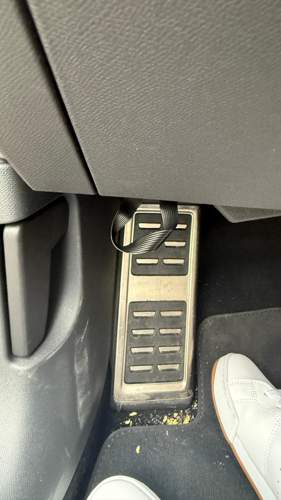 Loses Kabel hängt aus der Verkleidung