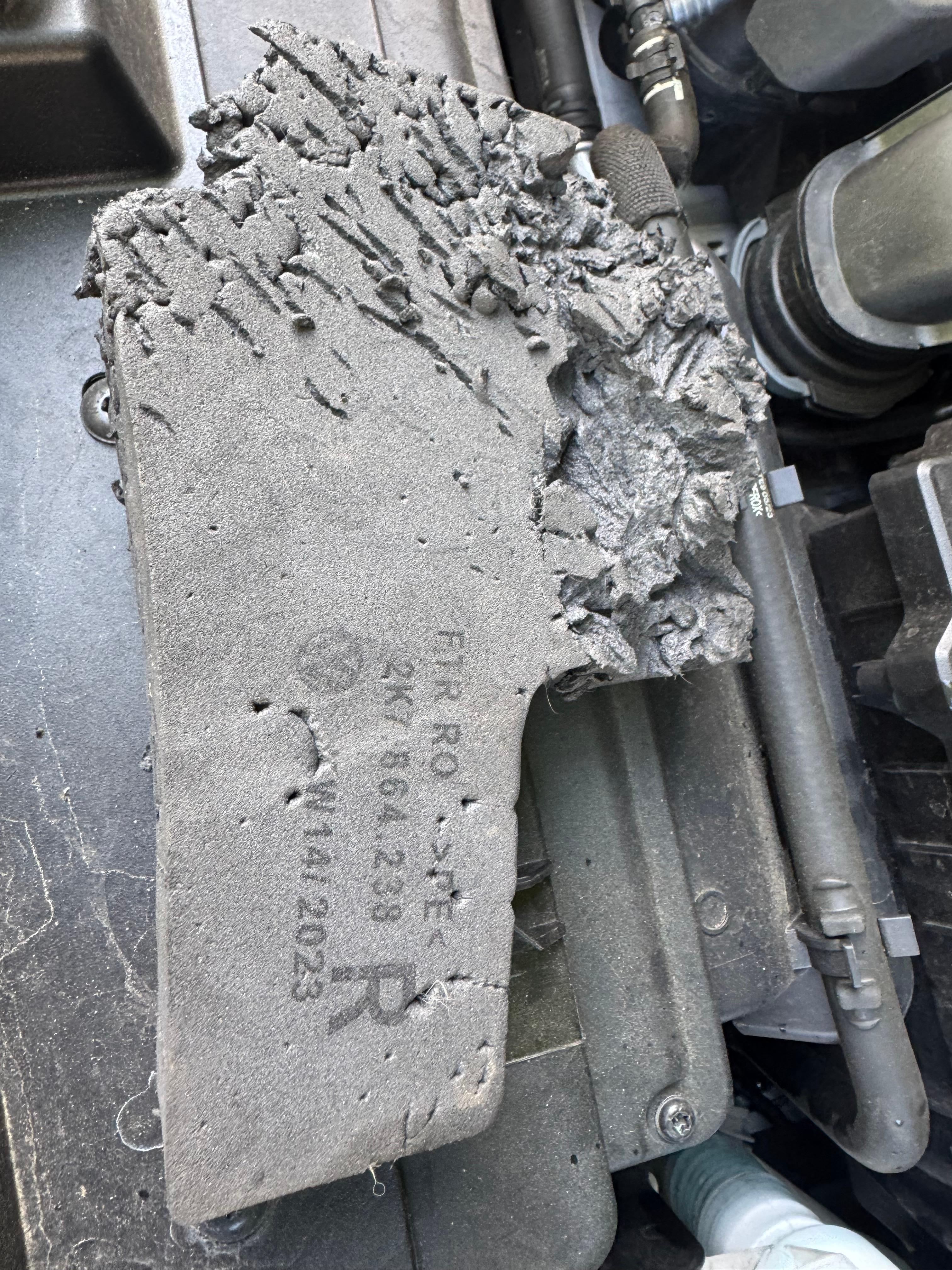 Losgerissenes Teil in Motorraum