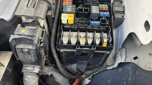 Sicherungskasten im Motorraum