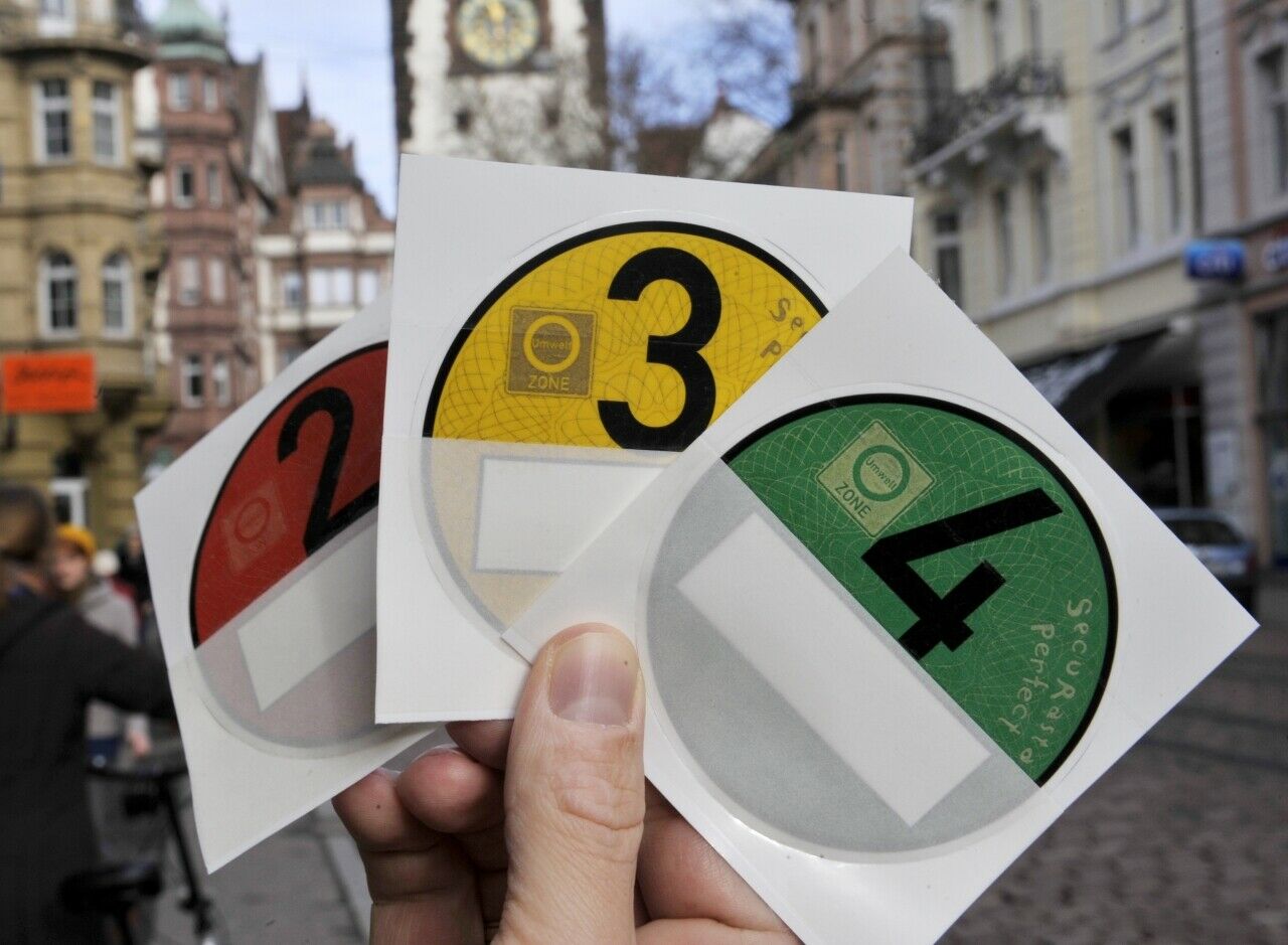 Im Elsass wird eine Luftschutzzone eingeführt. Das Anbringen einer französischen Umweltplakette ist Pflicht. Der Aufkleber kostet 4,80 Euro (Symbolbild)