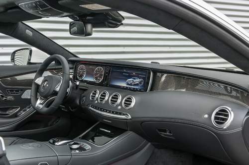 S-Klasse mit Sport-Jackett: Zwei Monitore und Carbon im S-Coupé