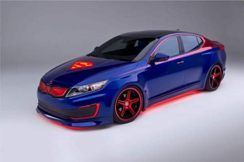 "Stärke und Integrität": Der Kia Optima Hybrid im Superman-Look. Mit der Showcar-Serie wirbt Kia für eine Spendenkampagne.