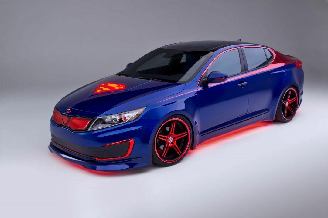 "Stärke und Integrität": Der Kia Optima Hybrid im Superman-Look. Mit der Showcar-Serie wirbt Kia für eine Spendenkampagne.