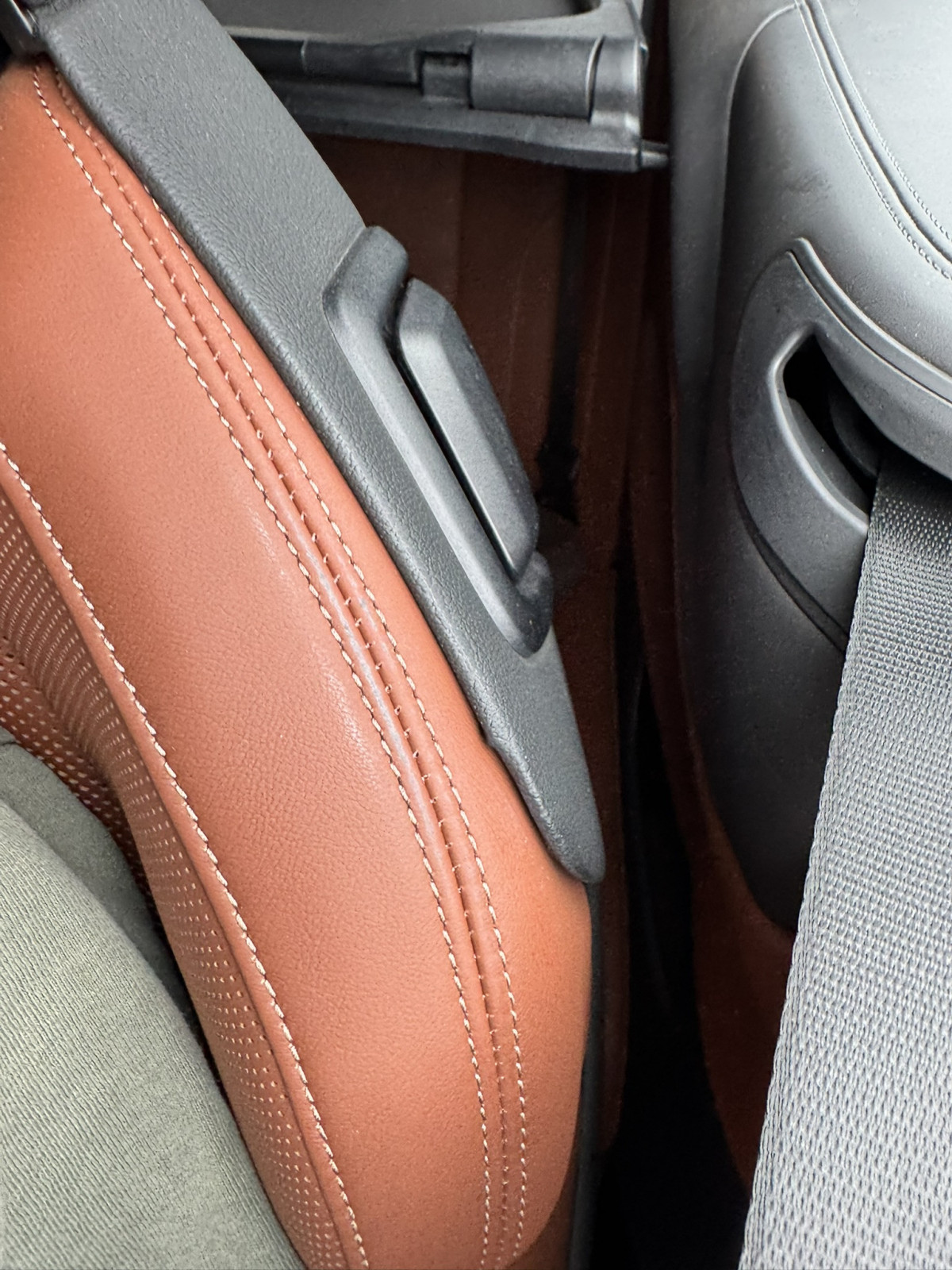 M4 Cabrio Gurt schrabbelt am Sitz (G83, EZ 1.24)
