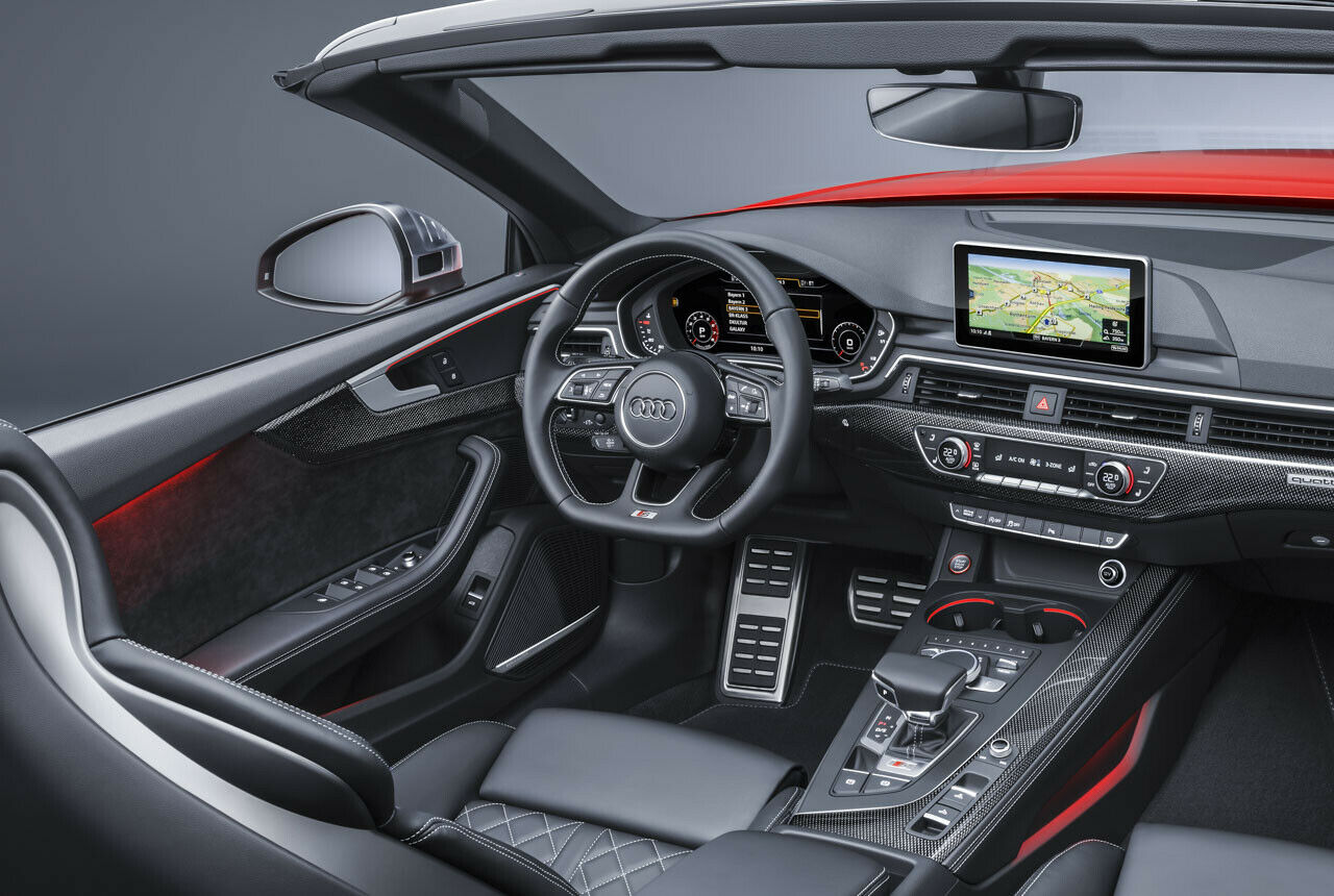 Modernes Cockpit mit großem Infotainment-Bildschirm und digitalem Cockpit (beides optional)