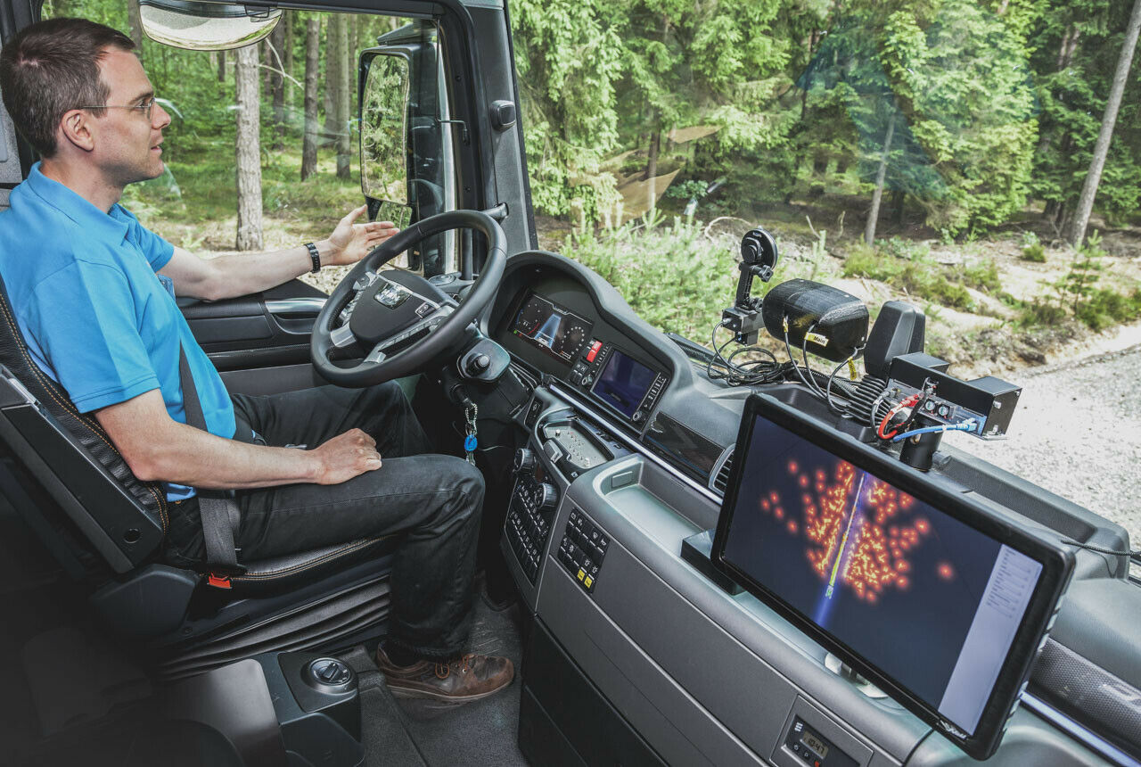 Ohne Leitlinien, Verkehrszeichen und Kartenmaterial müssen autonome Nutzfahrzeuge zwischen Schotterstraße und Straßengraben unterscheiden