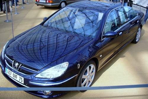 Nicolas Sarkozy zog mit dem Concept-Car Peugeot 607 Paladine Richtung Regierungssitz. Der hintere Teil des Dachs ist versenkbar