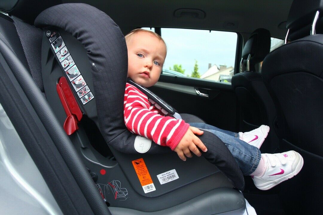 Kinder dürfen bei Hitze niemals allein im Auto zurückgelassen werden. Auch nicht für ein paar Minuten