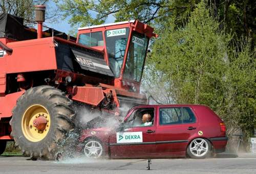 Pkw gegen Mähdrescher - selbst ohne Mähwerk birgt so ein Unfall hohe Gefahren