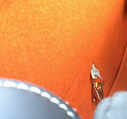 Schnitt im Teppich